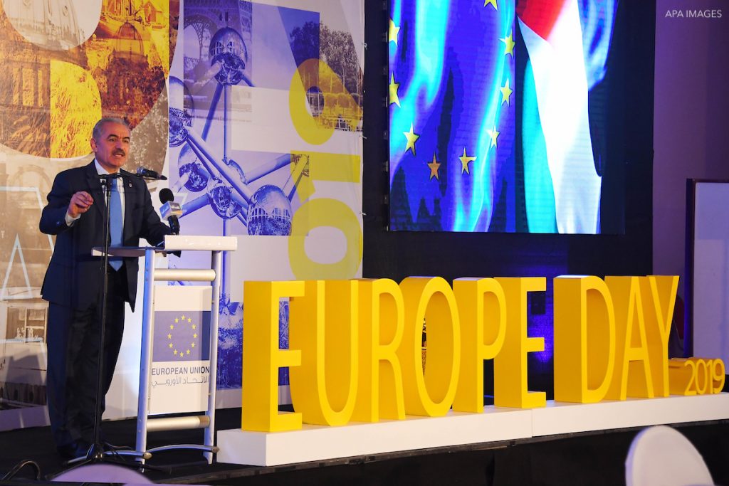 Le Premier ministre palestinien Mohammad Ishtayeh participe à la cérémonie de la Journée de l'Europe, à Ramallah, en Cisjordanie, le 9 mai 2019. (Photo du bureau du Premier ministre)