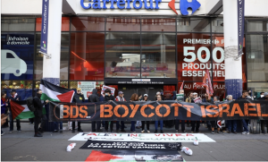 issu du site : https://www.aa.com.tr/fr/économie/france-des-manifestants-se-rassemblent-devant-carrefour-pour-protester-contre-le-soutien-à-israël/3691458